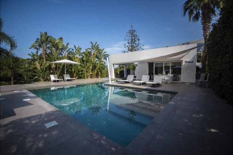 2 Bedrooms Villa