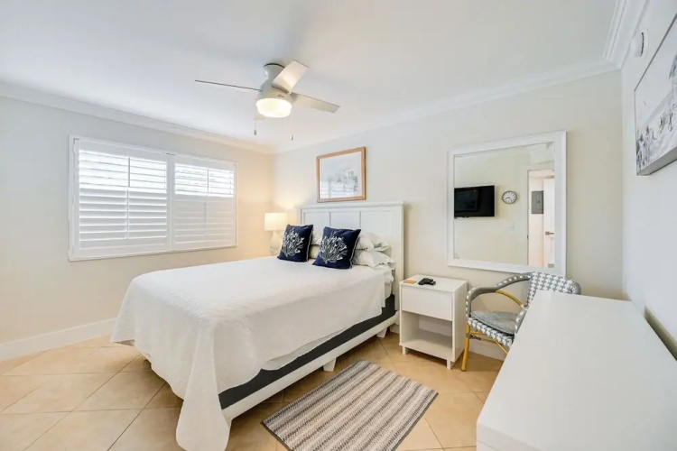 Naples Condo w/ Pool - Walk to Dining & Beach