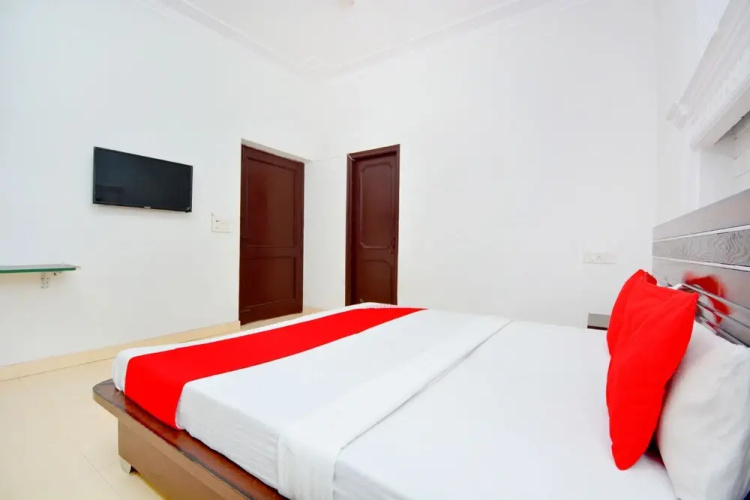 OYO 40005 Corner House
