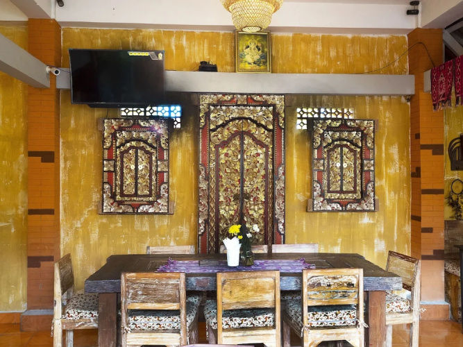 Lovina Palace