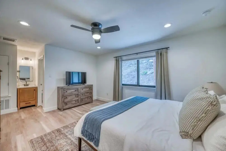 Luxury Riverfront Villa With Firepit & Gameroom!