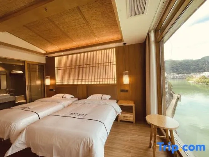 Standard Twin room with canal view