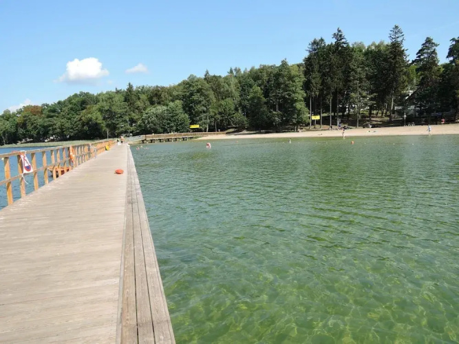 Cottage Overlooking the Lake, Insko