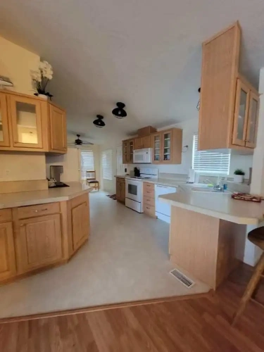 3 Bedrooms Standard Family room with lake view