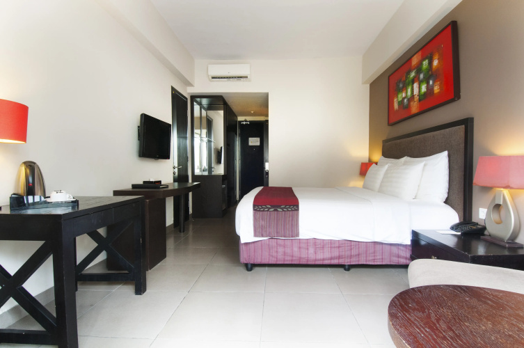 100 Sunset Hotel
