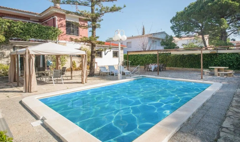 4 Bedrooms Apartment