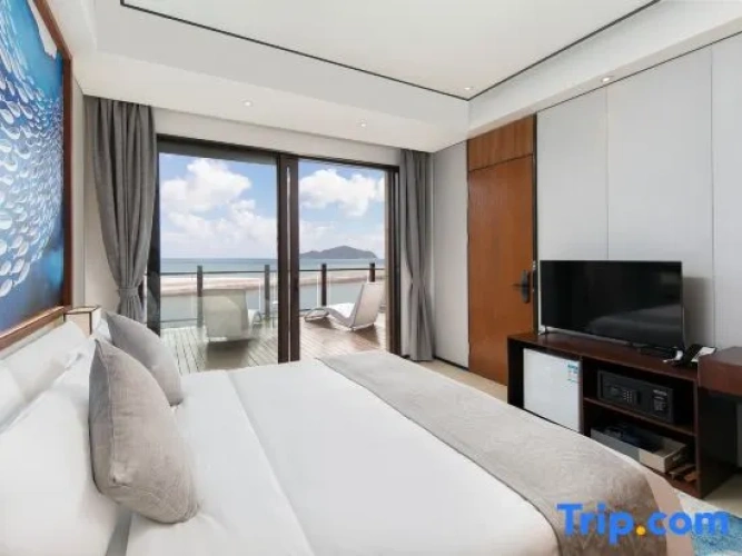Deluxe Family Suite with sea view