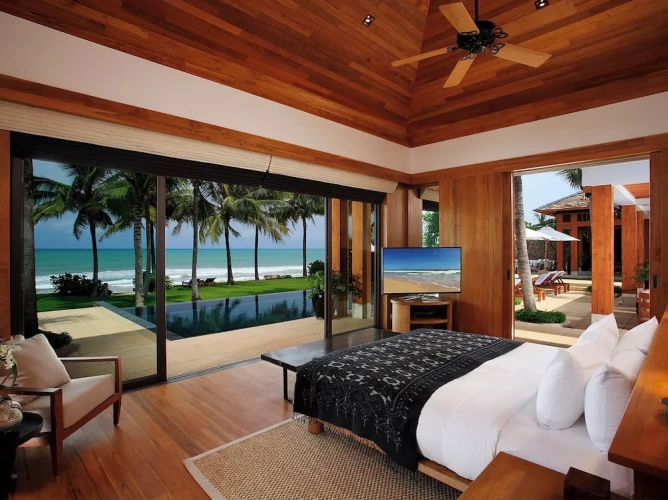 6 Bedrooms Villa