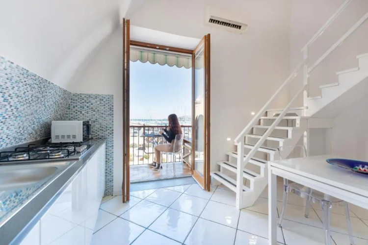 KISSES HOUSE - Marina Grande port