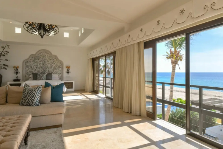 Outstanding Beachfront for up to 15 People: Villa Delfines