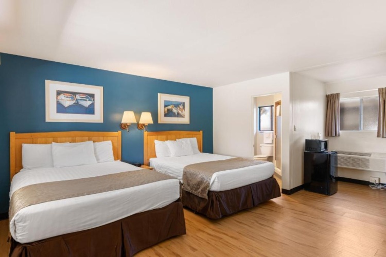 Standard Quadruple room with pool view