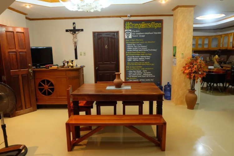 The Orange House - Vigan Villa