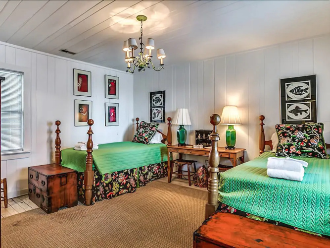 2000 Arthur Oxner 8 Br home by RedAwning