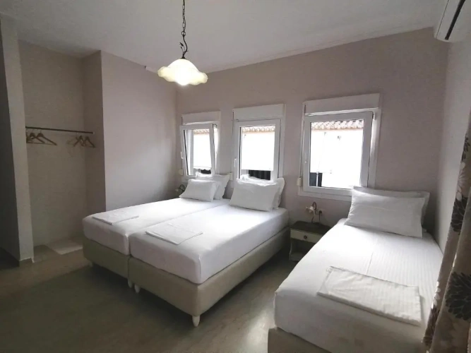 Deluxe Triple room with balcony and with partial sea view