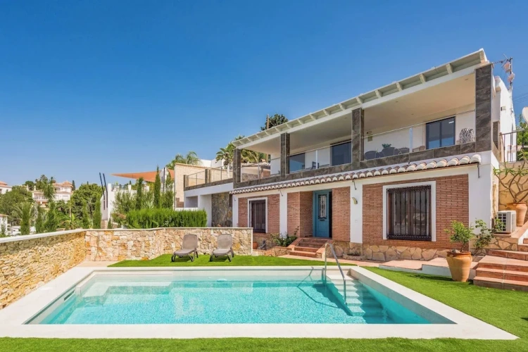 4 Bedrooms Villa