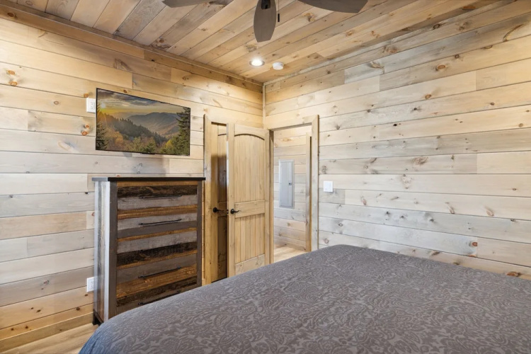 Tennessee Whiskey 3 Bedroom Cabin by RedAwning