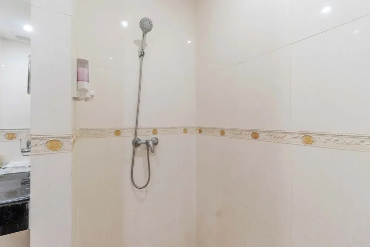 1BR with Pool &Gym Prime Location C233