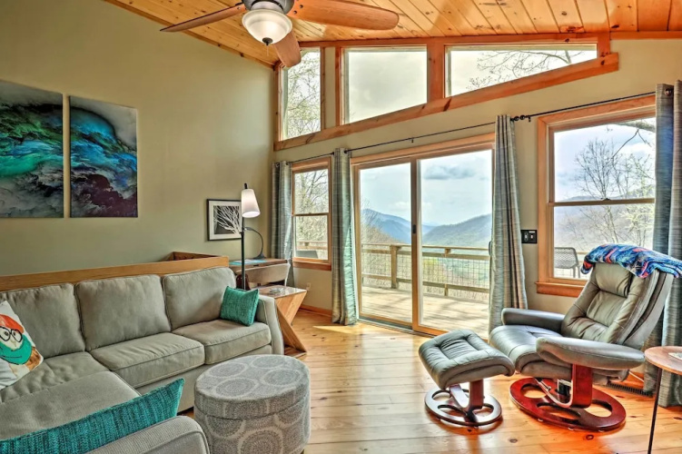 Serene 'mountain Mist' Retreat w/ Deck & Hot Tub!