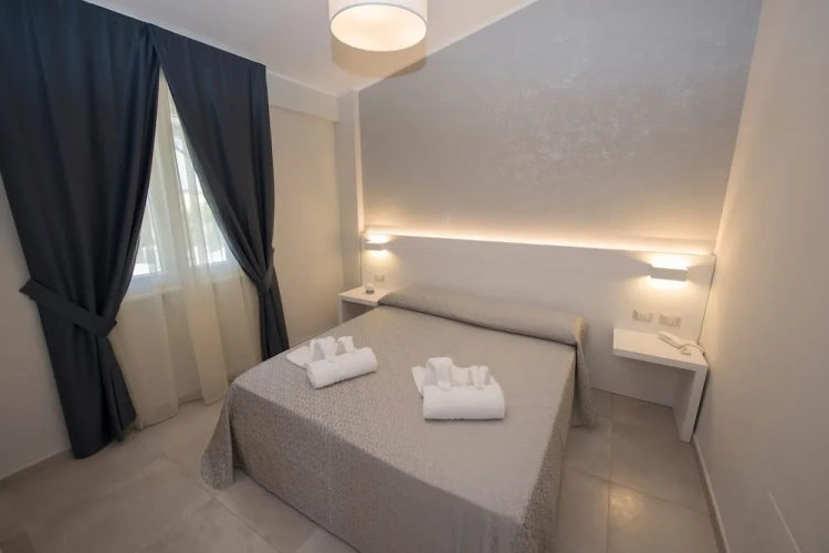 2 Bedrooms Deluxe Quadruple room with balcony and with partial sea view