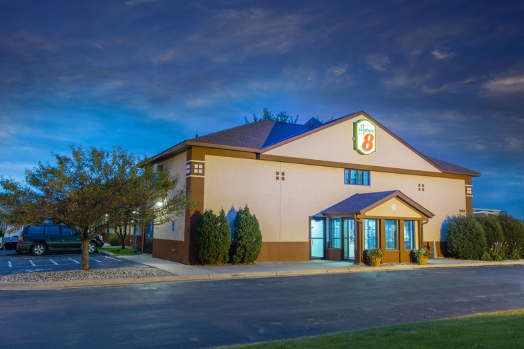 Super 8 by Wyndham Fairmont photo 11
