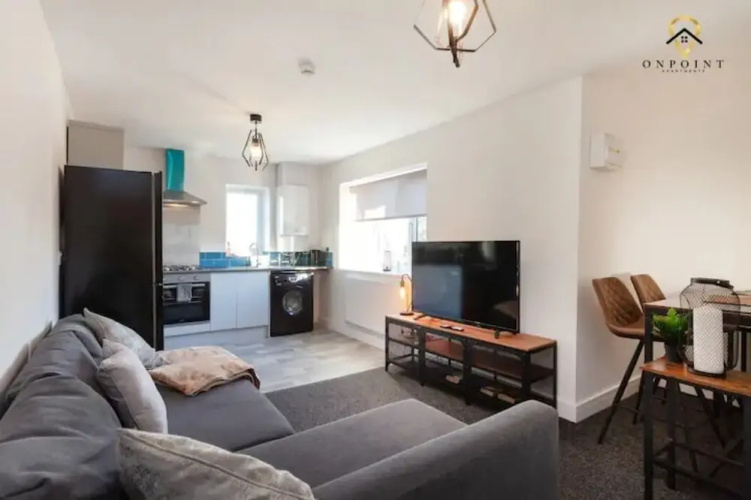 Modern 3-Storey Apartment & Free Parking