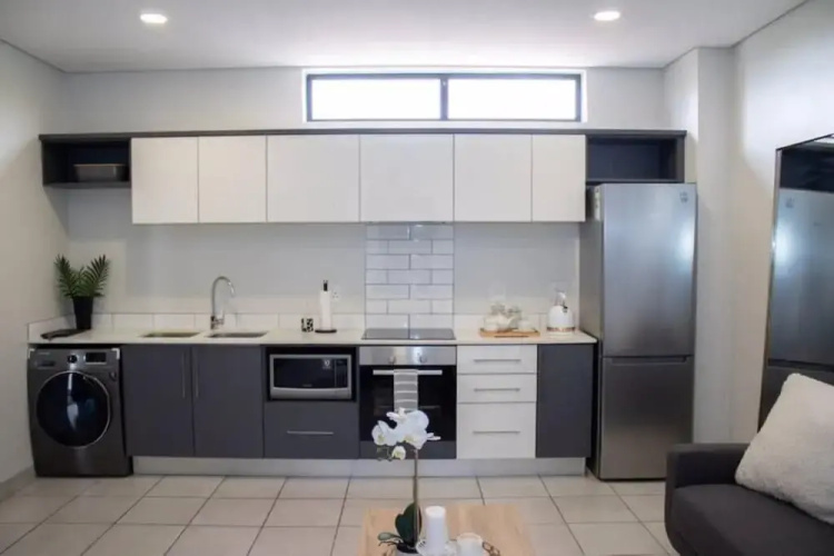 Contemporary Spacious & Comfortable Apartment
