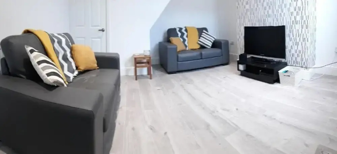 Bright & Comfy 3-Bedroom Flat in Kexgill