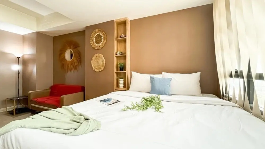 Earth Toned Studio Apartment Collins Boulevard