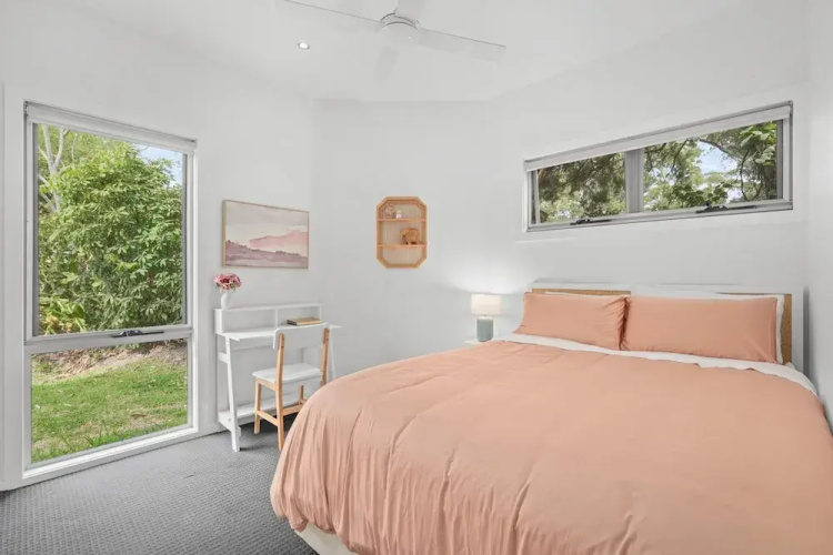 Luxurious 5-bed Home by Avoca Beach