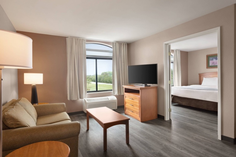 Baymont By Wyndham Greensboro/Coliseum photo 8