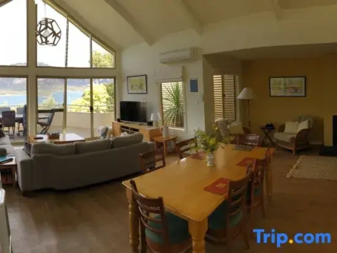 4 Bedrooms Cottage