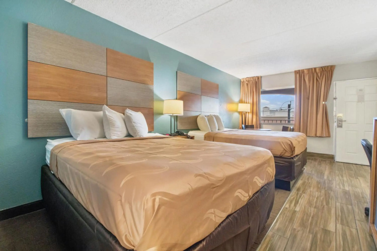 Clarion Pointe Galveston - Beachfront