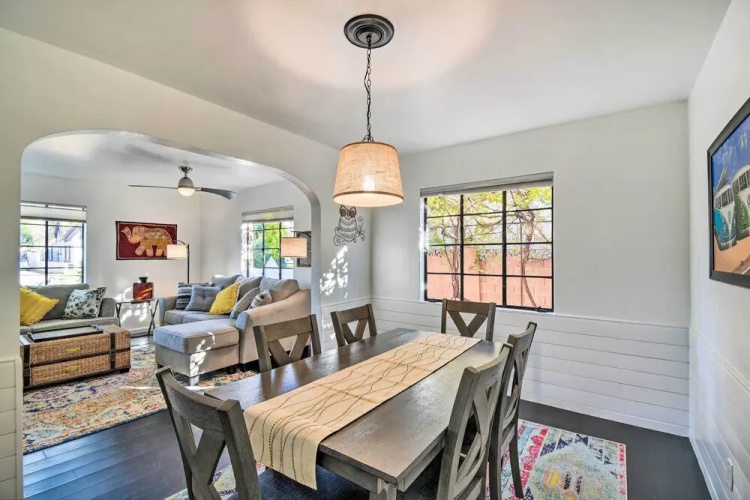 Sun-lit Phoenix Gem: Backyard Entertainment Patio!