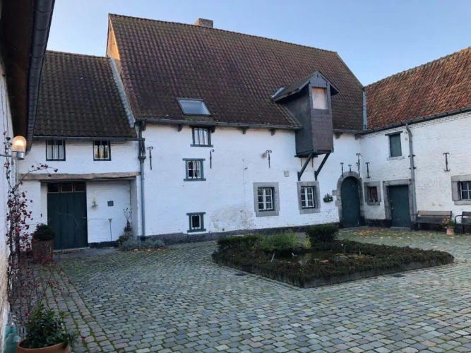 4 Bedrooms Cottage