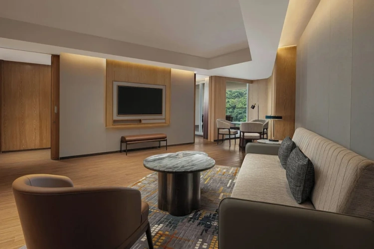 1 Bedroom Executive Suite with balcony and with pool view