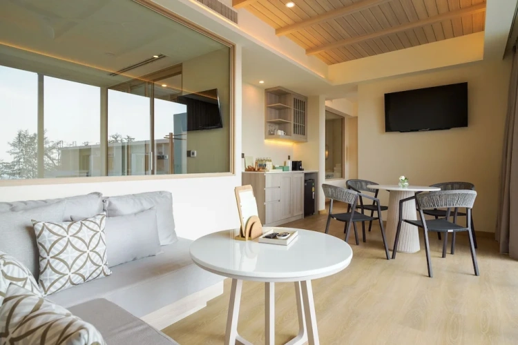 2 Bedrooms Pool Suite with partial sea view