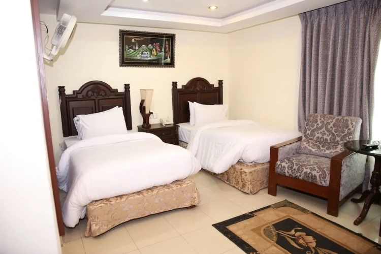 2 Bedrooms Executive Cottage with land view