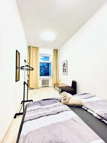 Simple 3BR Apartment for 6 FAC Platz