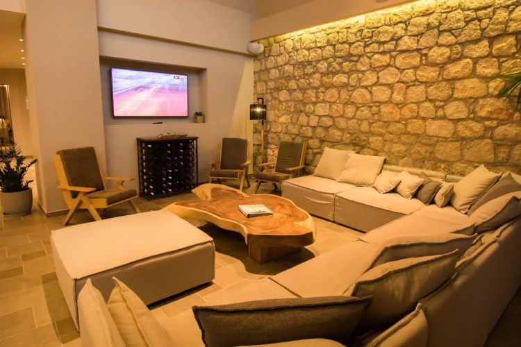 Parasol Luxury Hotel & Suites