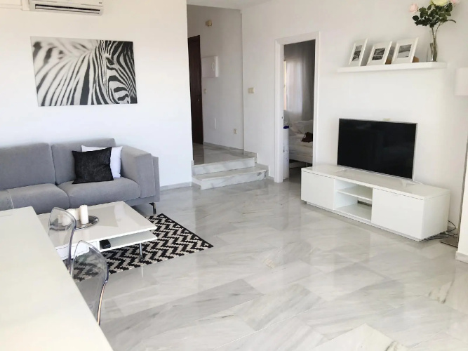 2056 - Apt with terrace sea view