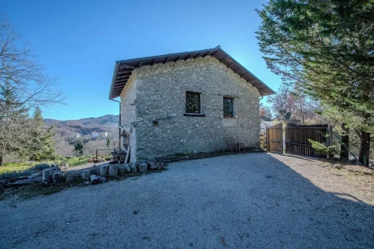 Cottage with mountain view