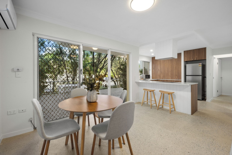 Burleigh Breeze 2 Bed Beach Walk
