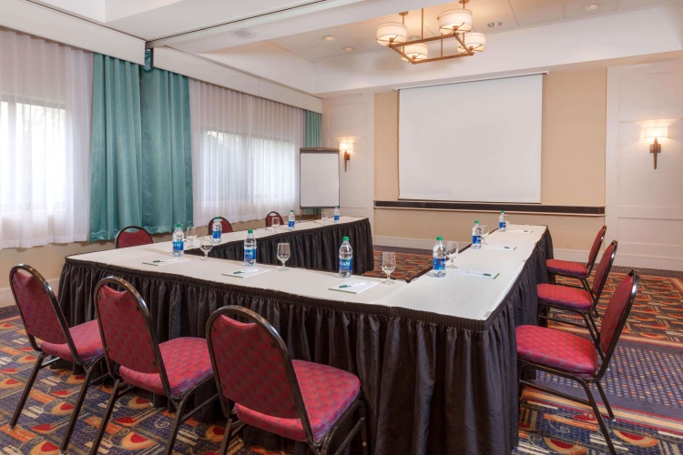 La Quinta Inn & Suites by Wyndham Secaucus Meadowlands photo 16