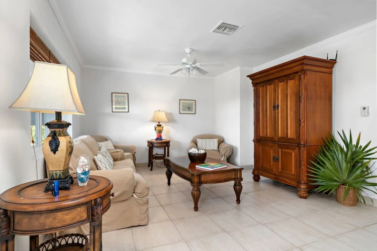 Hut Pointe #6 2 Bedroom Apts
