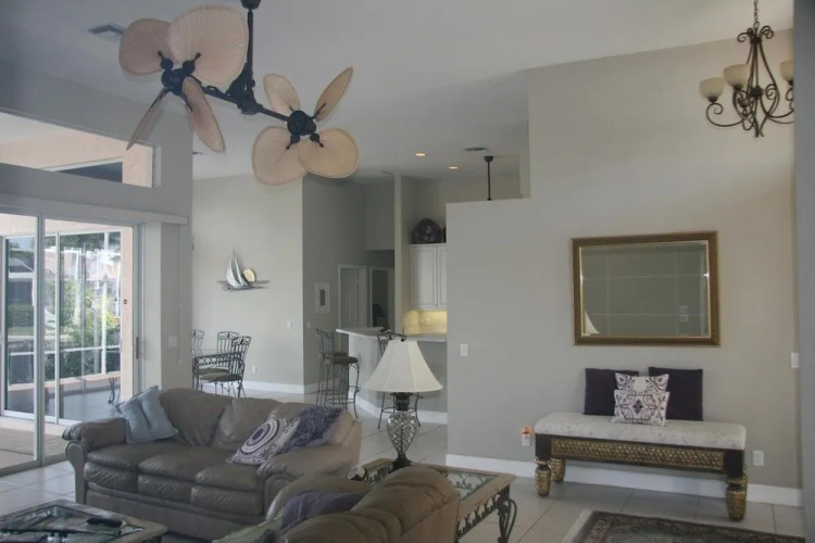 431 Edgewater Ct