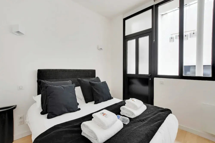 Authentique Apartment - 1br- 2P- Voltaire