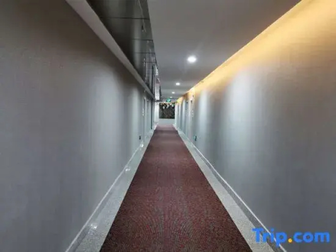 Wuchang Yijia Business Hotel