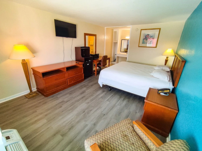 Clover Inn & Suites