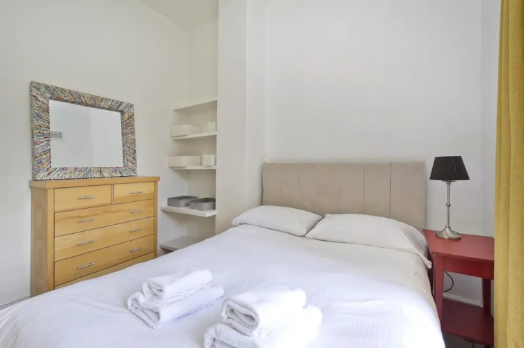 Bright one Bedroom Apartment With Balcony in Maida Vale by Underthedoormat