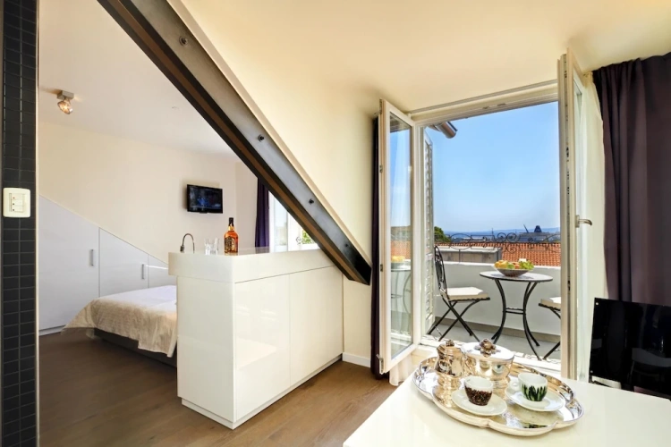Deluxe Double room with balcony and with sea view